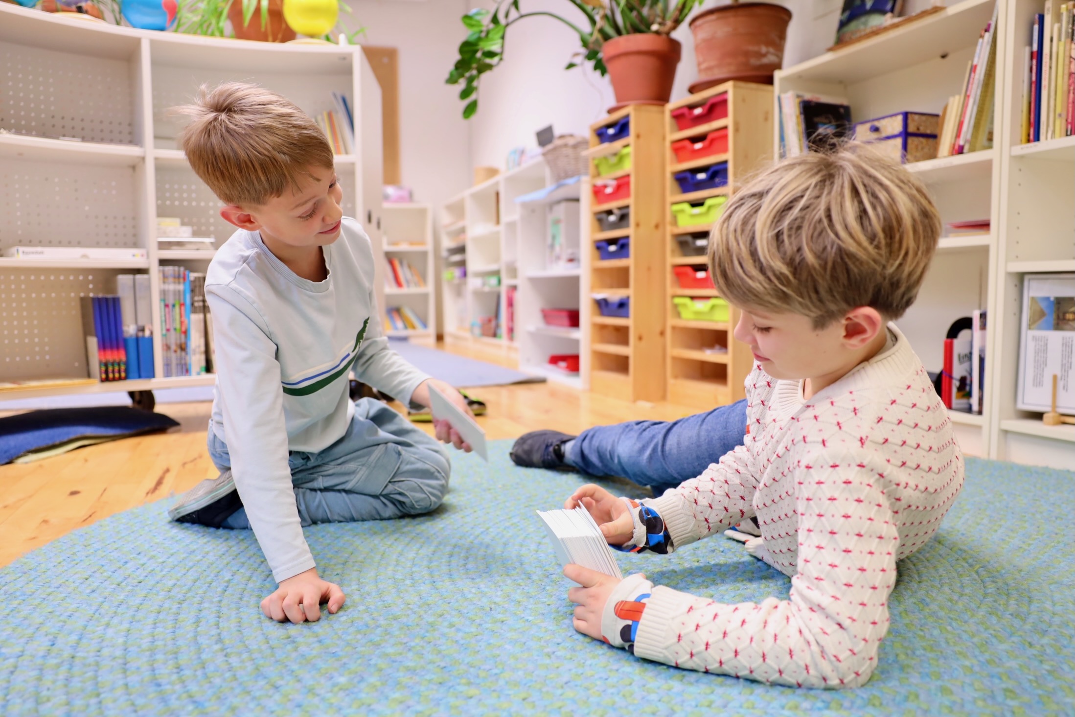 Kinder arbeiten mit Lernkarten im Montessori Unterricht in Basel