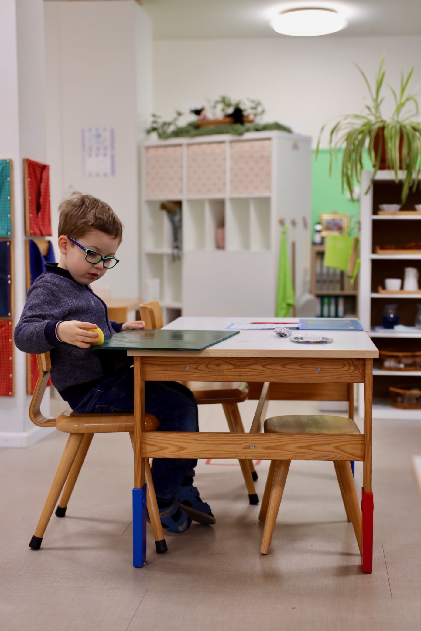 Kind bastelt im Montessori Kindergarten Basel